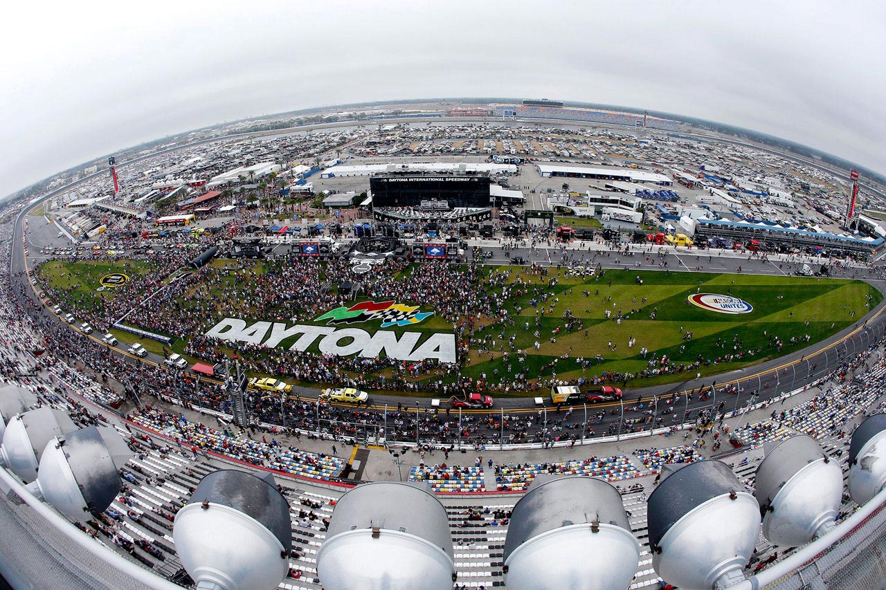 73公里)的综合性赛道,由纳斯卡(nascar)的三椭圆超高速赛道和内环的
